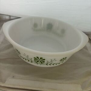 Glasbake Green Daisy J-2600 Milk Glass 1 1/2 QT Casserole Dish 1970’s